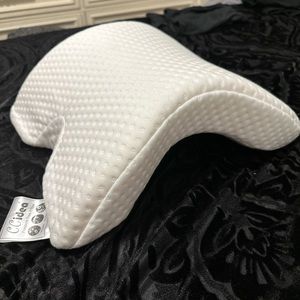 Pressure feee pillow for cuddling, brand new, never used. But do not have tags